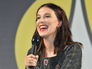 Millie Bobby Brown sztárokat megszégyenítően énekel új videójában