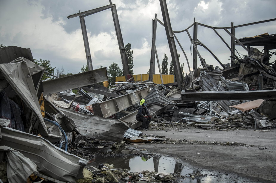 Zgliszcza centrum handlowego w Krzemieńczuku zaatakowanego przez Rosjan
