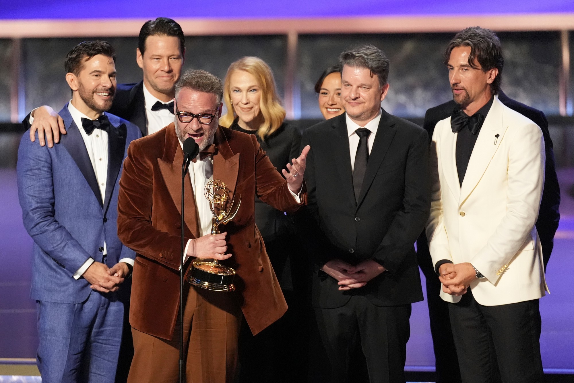 Seth Rogen a tím zo seriálu Štúdio na 77. ročníku udeľovania cien Primetime Emmy.