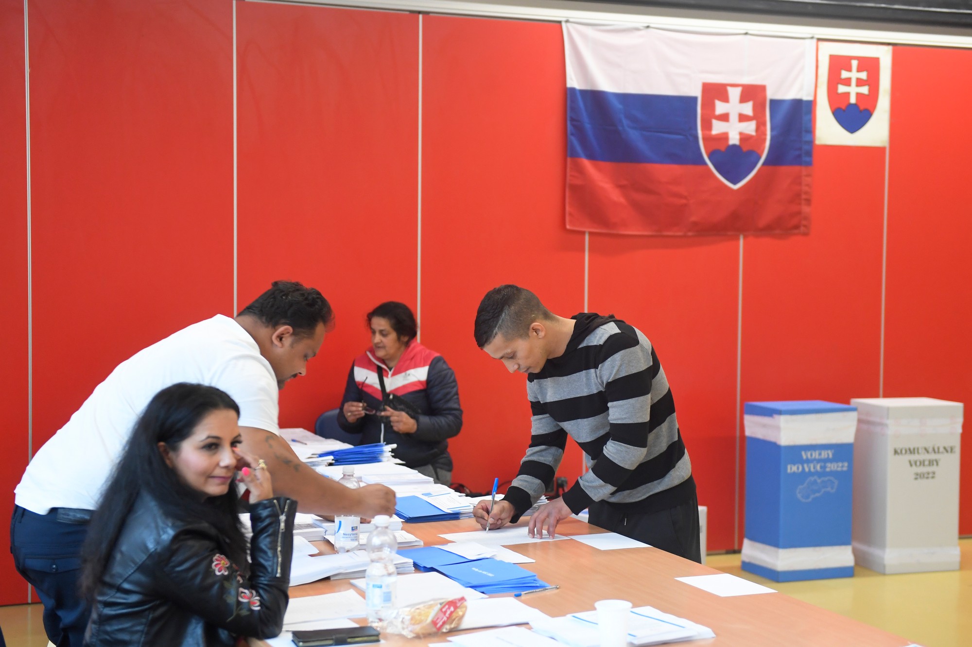 Na snímke voľby vo volebnom okrsku v Košiciach v mestskej časti Luník IX 29. októbra 2022.