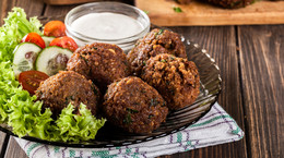 Falafel z ciecierzycy, bobu lub grochu. Przepis na pyszną przekąskę orientalną