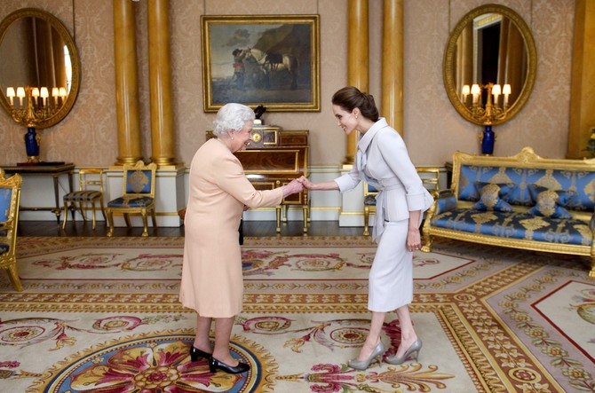 Susret Anđeline Žoli i britanske kraljice Elizabete II