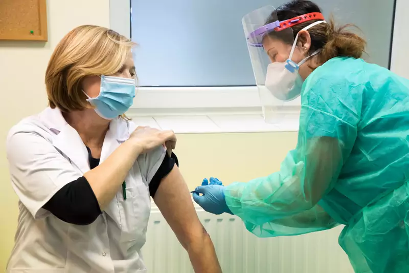 27 grudnia rozpoczęły się w Polsce szczepienia przeciwko COVID-19