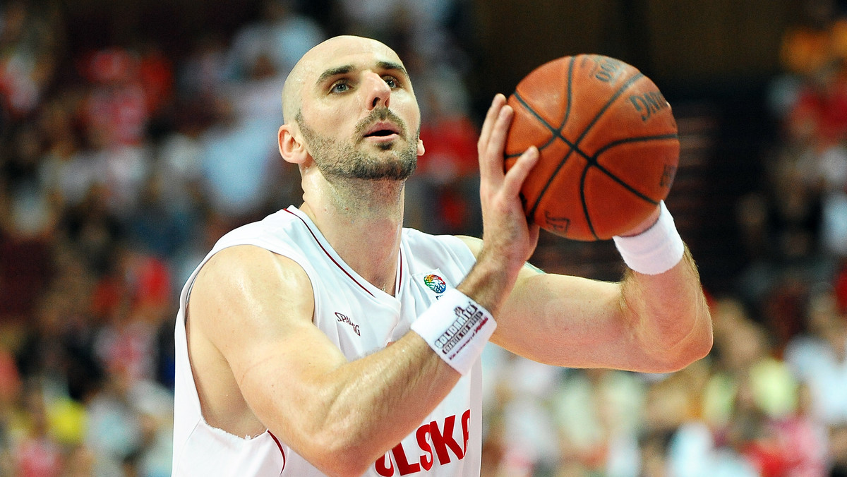 Marcin Gortat w najbliższym czasie zagra w meczu gwiazd - jednak tym razem nie będzie bronić dostępu do kosza, ale piłkarskiej bramki. "Super Express" pisze o meczu charytatywnym organizowanym przez klubowego kolegę Gortata Steva Nasha, w którym gwiazdy zagrają na Manhattanie.