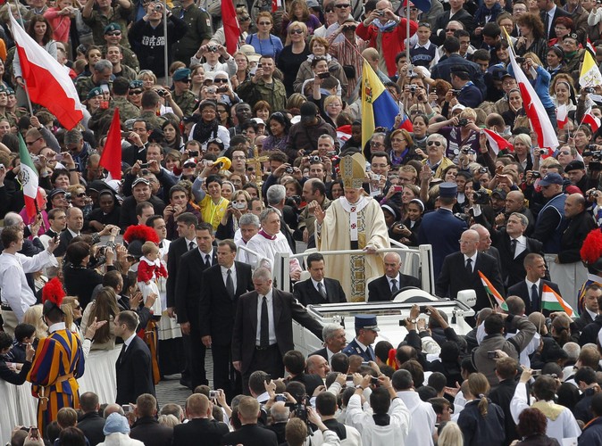 Papież Benedykt XVI na Placu św. Piotra