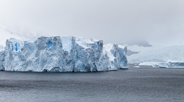 A jéghegyet 3-4 méteres hullámok mossák / Illusztráció: Northfoto