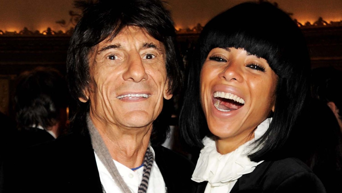 Ana Araujo, znana głównie ze związku z 33 lata starszym gitarzystą The Rolling Stones, Ronnie Woodem, jest faworytką do roli nowej dziewczyny Jamesa Bonda.