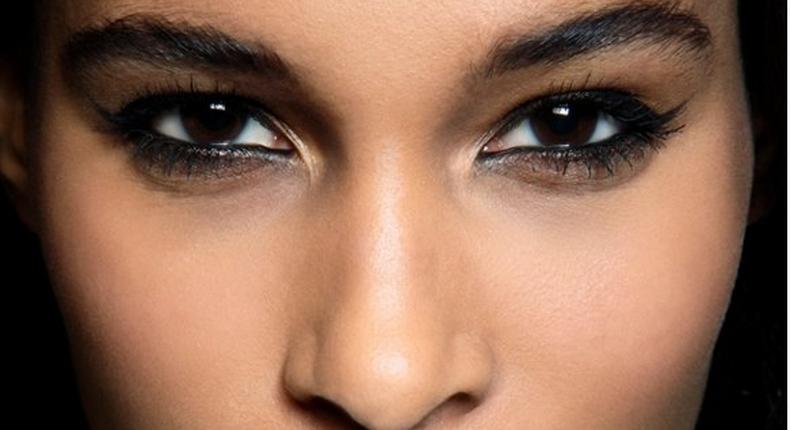 Though eyeliner definitely creates the best cat-eyes, it can be slightly difficult to handle if you’re a beginner.