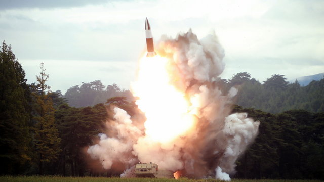 Rakétakísérletekkel szórakozik és továbbiakkal fenyegetőzik Észak-Korea