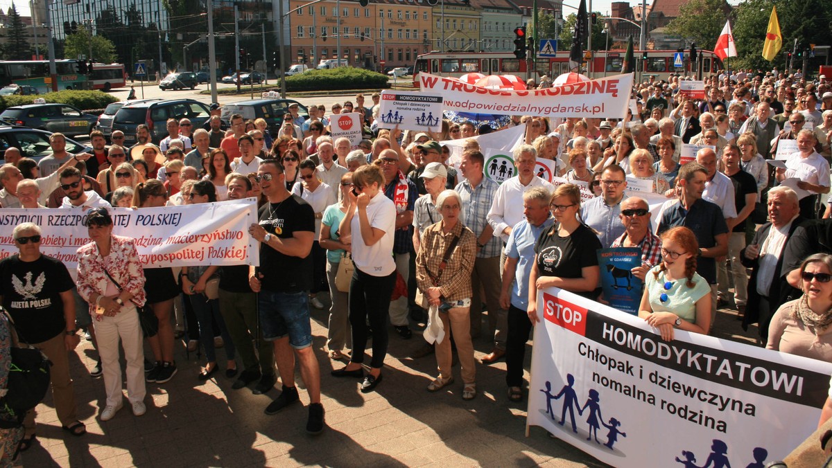 Dzisiejsze obrazki spod gdańskiego Ratusza Głównego Miasta: figura drewnianego konia trojańskiego, publiczne modlitwy, śpiewanie hymnu, hasła o "homodyktaturze", tęczowe flagi i okrzyki o tolerancji. Procedowany w Gdańsku Model ds. równego traktowania budzi wiele emocji. Spór ma jednak głównie podłoże ideologiczne, nie merytoryczne.