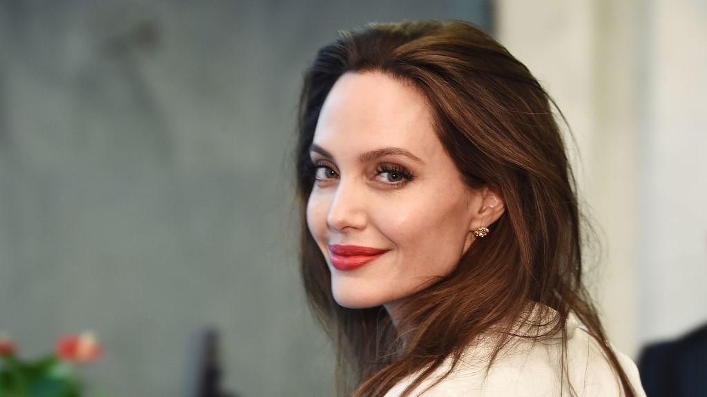 Angelina Jolie lélegzetelállító ruhában ment vacsorázni, és nem is akárkivel