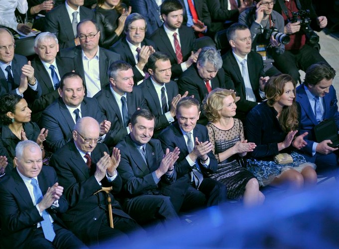 Gala Człowiek Roku 2011 'Wprost'. W pierwszym rzędzie m.in. Jan Krzysztof Bielecki, Władysław Bartoszewski, Donald Tusk z żoną Małgorzatą; w drugim rzędzie m.in.: Tomasz Arabski, Paweł Graś, Sławomir Nowak, Bogdan Borusewicz, Tomasz Siemoniak; w trzecim rzędzie m.in.: Robert Kwiatkowski, Włodzimierz Czarzasty