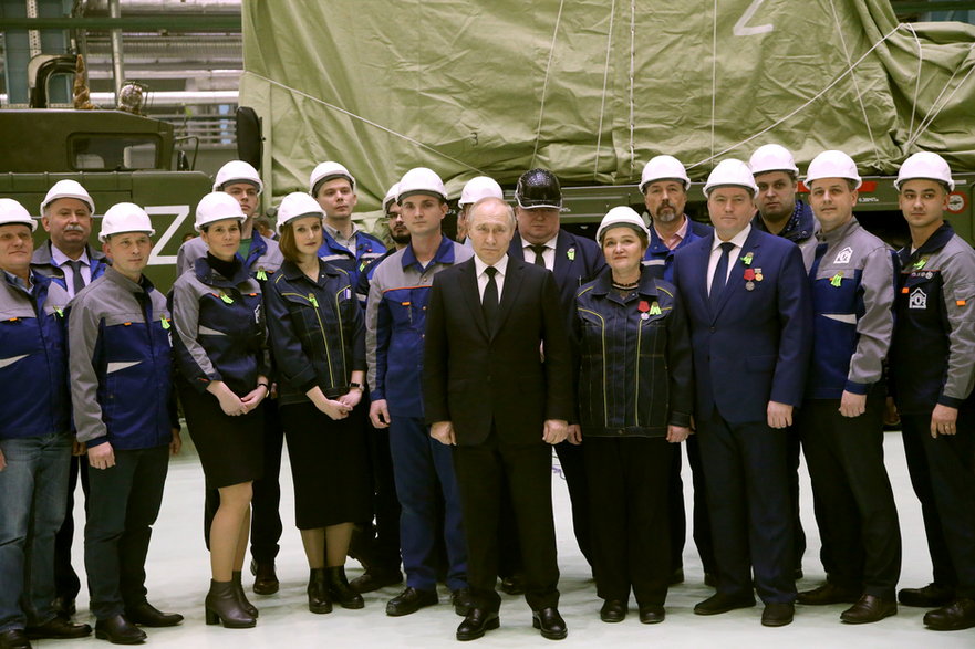 Władimir Putin z pracownikami Fabryki Obuchowa 18 stycznia