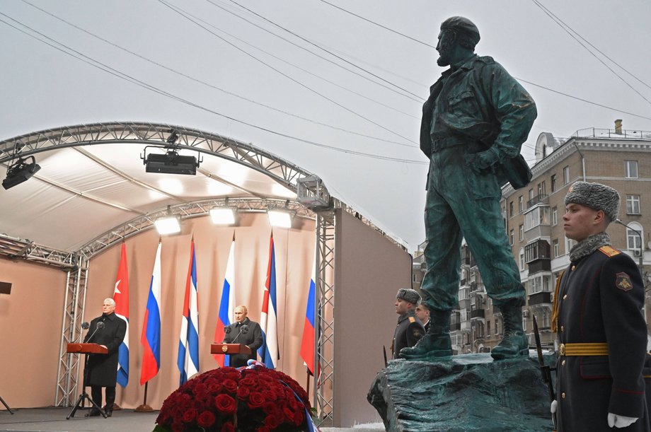 Prezydent Kuby Miguel Diaz-Canel oraz prezydent Rosji Władimir Putin podczas ceremonii odsłonięcia pomnika Fidela Castro w Moskwie