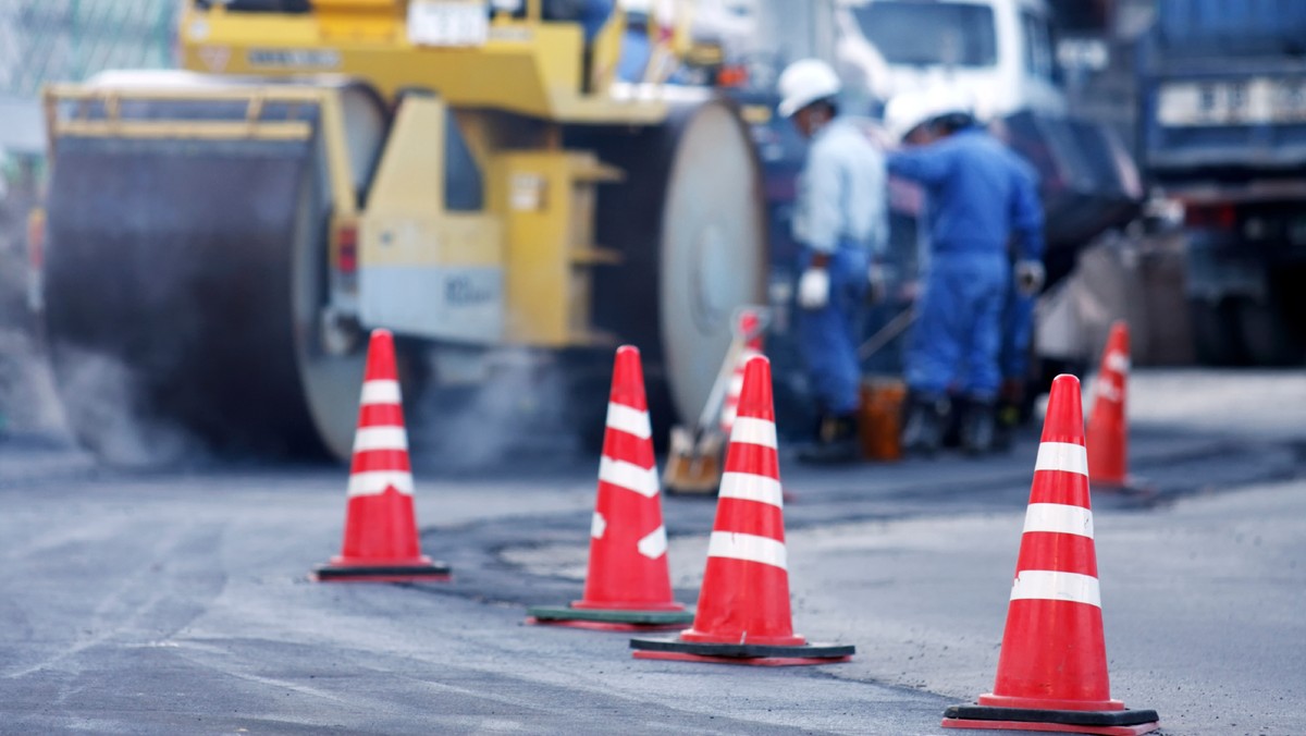 Projekt MS wyrównuje szanse między koncernami i małymi podwykonawcami; kończy z zasadą, że małe firmy są skazane na łaskę budowlanych molochów - mówi w "Rzeczpospolitej" wiceszef resortu sprawiedliwości Marcin Warchoł o przepisach ws. zapobiegania nadużyciom koncernów przy budowie dróg i autostrad.