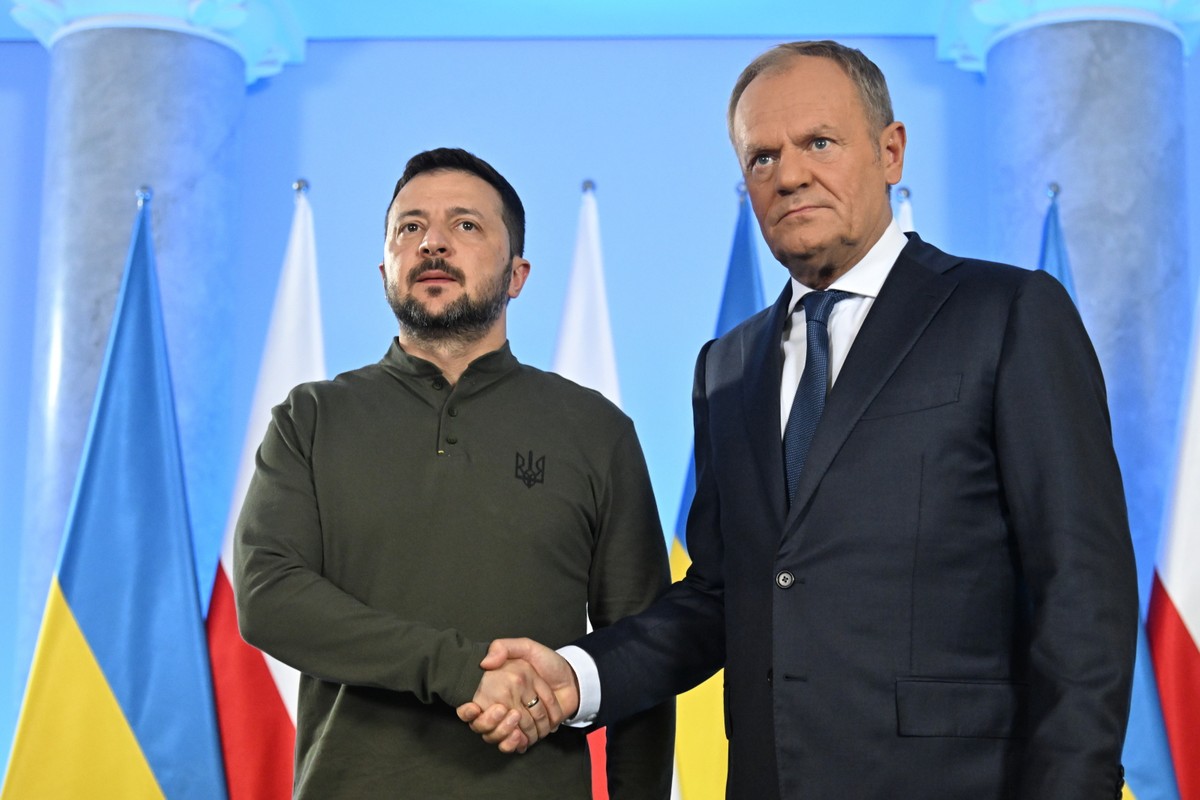 Warszawa, 08.07.2024. Premier Donald Tusk (P) i prezydent Ukrainy Wołodymyr Zełenski (L) podczas powitania w KPRM w Warszawie, 8 bm. Prezydent Wołodymyr Zełenski i premier Donald Tusk podpisali ukraińsko-polską umowę w dziedzinie bezpieczeństwie. (mr) PAP/Radek Pietruszka