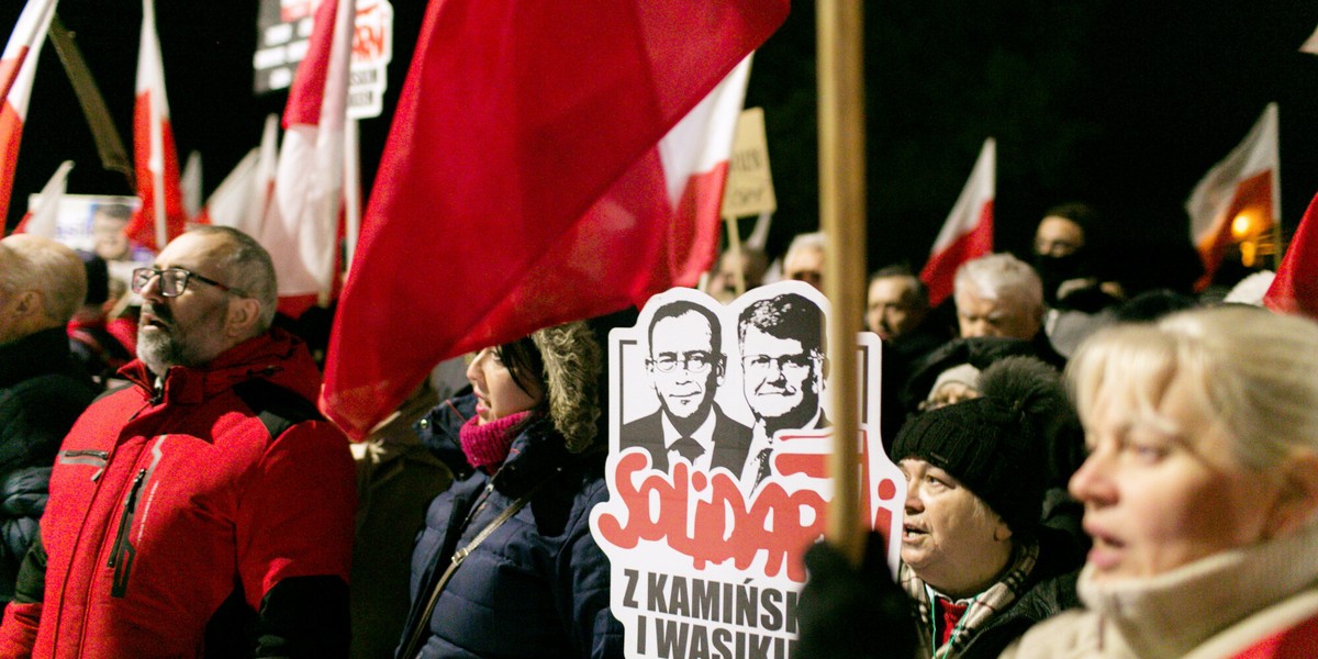 Przez cały czas odbywania kar więzienia przez polityków PiS przed zakładami karnymi organizowano demonstracje