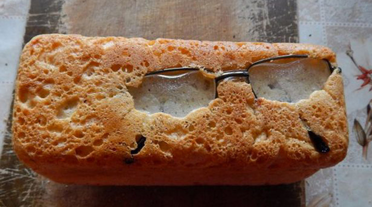 Ez történik, ha a péklapáton felejtenek egy szemüveget...
