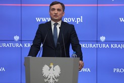 Ziobro wzywa do zawieszenia płatności do budżetu UE. Komentarz Morawieckiego