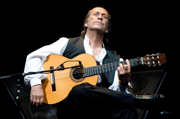 Paco de Lucia podczas koncertu na International Flamenco Singing Festival w hiszpańskim La Union (2010)
