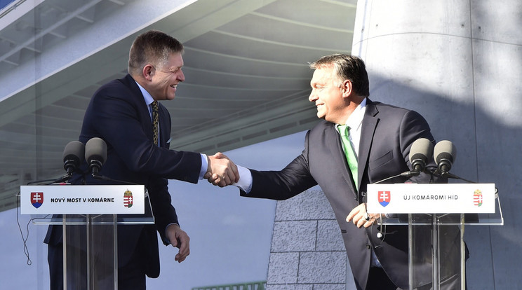 A magyar kormányfő gratulált Robert Ficónak a győzelméhez / Fotó: MTI/Máthé Zoltán