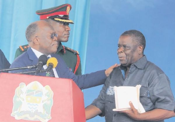 Magufuli awards Tanzanian pilot Peter Mapunda for flying plane out of Kenya 