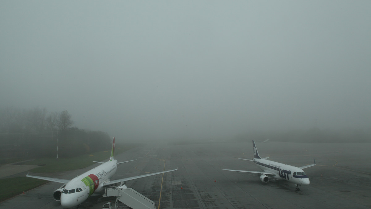 Warszawskie lotnisko z powodu gęstej mgły nie przyjmuje żadnych samolotów. Maszyny kierowane są na inne lotniska. Wstrzymano również wyloty, jednak niektórzy kapitanowie decydują się na start. Jak dowiedział się Onet lotnisko czeka na poprawę sytuacji.