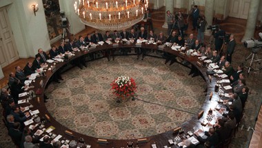 w pałacu prezydenckim demontują okrągły stół. nawrocki: skończył się w