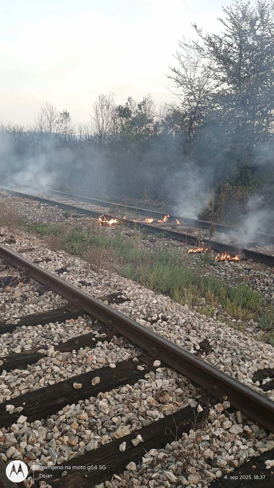 Požar kraj pruge u Brusniku