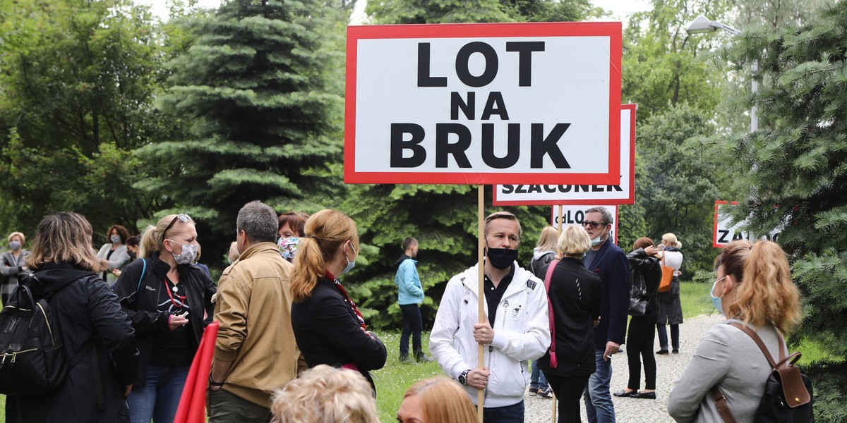 10 czerwca związkowcy z Polskich Linii Lotniczych LOT zorganizowali protest przeciw zmianom warunków zatrudnienia. W piątek wczesnym popołudniem PLL LOT poinformował, że porozumiał się z trzema spośród pięciu działających w spółce związków zawodowych w sprawie płac. Związek Zawodowy Personelu Pokładowego i Lotniczego odrzucił propozycję spółki. 