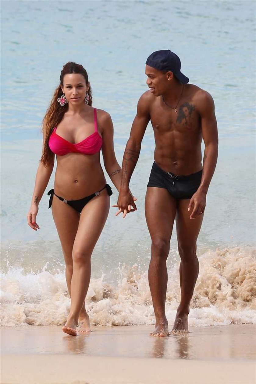 Jonathan Biabiany z ciężarną żoną na plaży