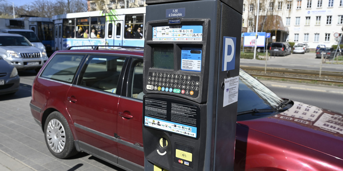 W najbliższym czasie we Wrocławiu przybędzie około 1 000 kolejnych miejsc parkingowych. O objęcie ich osiedli Strefą Płatnego Parkowania wnioskują już kolejni mieszkańcy.
