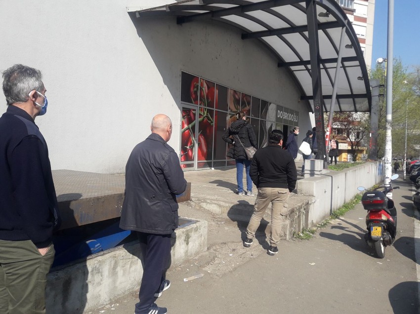 Redovi ispred marketa u Žarkovu