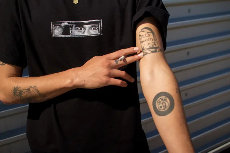 Slowthai na bicepsie ma tatuaż &quot;R.I.P. Anxiety&quot;