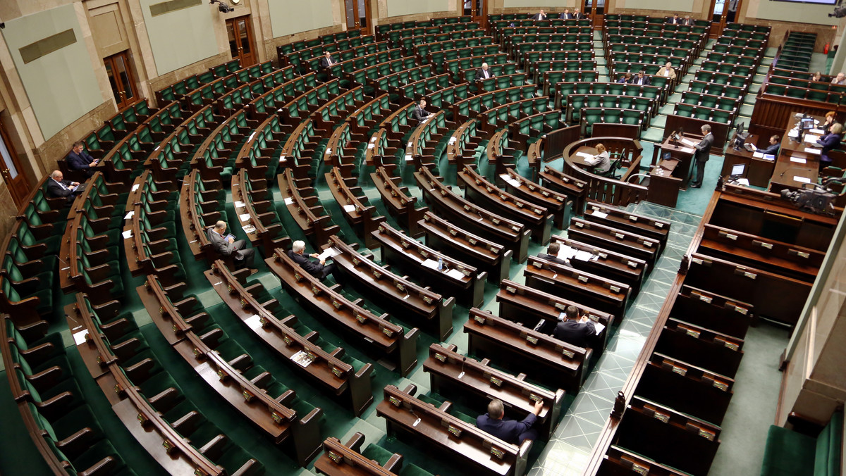Sejm uchwalił ustawę przywracającą regułę, że osoby ze znacznym lub umiarkowanym stopniem niepełnosprawności pracują nie dłużej niż 7 godzin dziennie i 35 godzin w tygodniu. Ustawa realizuje wyrok Trybunału Konstytucyjnego.