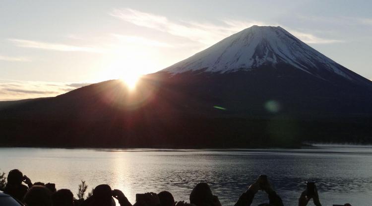 A Fuji hegyet fotózó turisták