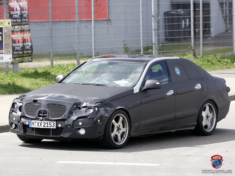 Zdjęcia szpiegowskie: Mercedes-Benz E Klasa - karuzela kręci się dalej