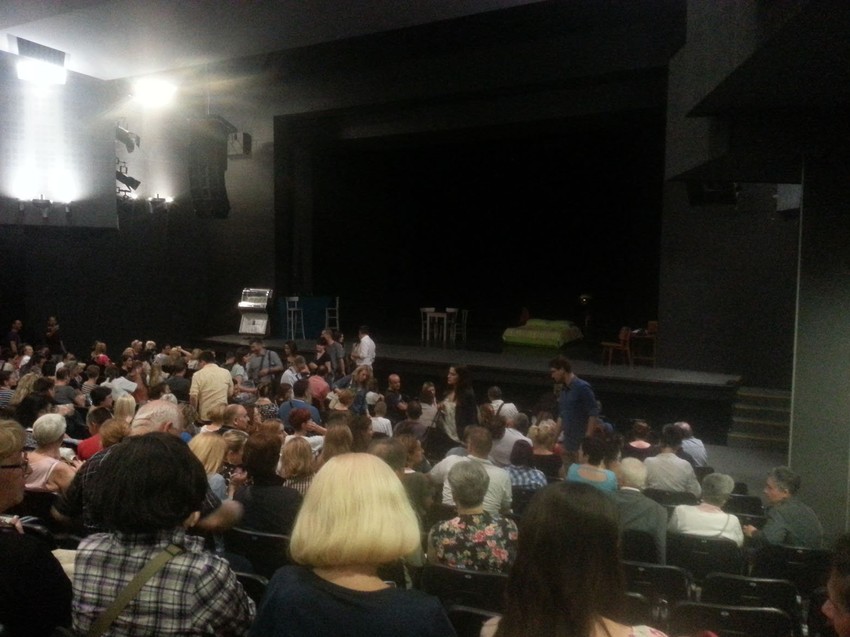 Krcata sala Doma omladine u isčekivanju početka predstave