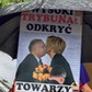 Plakat z Julią Przyłębską i Jarosławem Kaczyńskim, trzymany przez demonstrantów przed siedzibą TK. 13 lipca 2021 r.