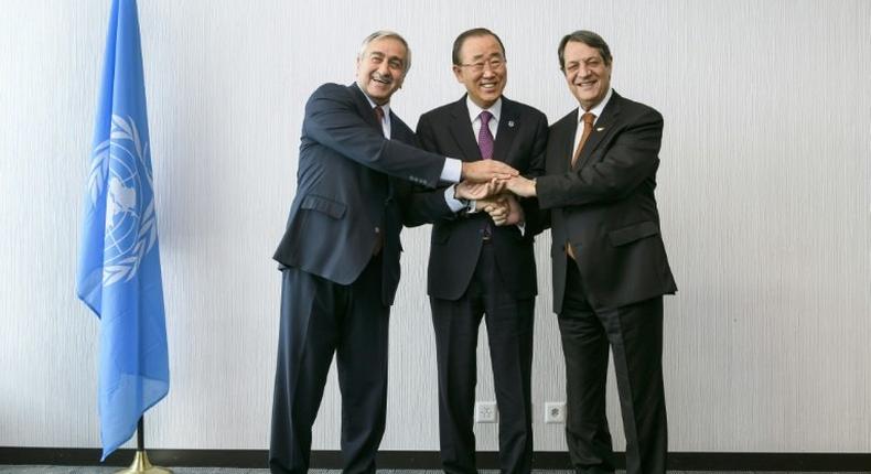 United Nations Secretary-General Ban Ki-Moon (C) poses with Turkish Cypriot leader Mustafa Akinci (L) and Greek Cypriot President Nicos Anastasiades on November 7, 2016