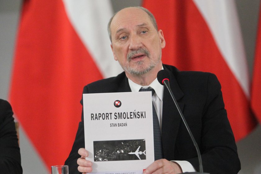 Antoni Macierewicz prezentujący raport jego zespołu