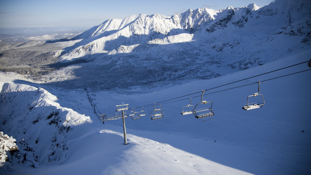 Po intensywnych opadach śniegu i ujemnych temperaturach, Polskie Koleje Linowe uruchomiły w środę, po raz pierwszy w bieżącym sezonie, trasę narciarską w Kotle Goryczkowym. Są już czynne obie trasy narciarskie w Tatrach – powiedział Patryk Białokozowicz z PKL.