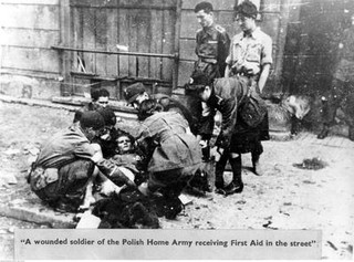 Światło w ciemności. Kanały kojarzą się nam z Powstaniem Warszawskim