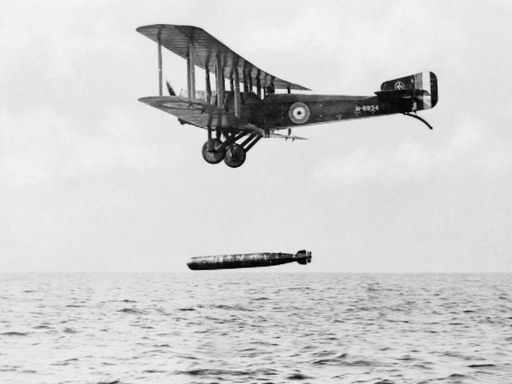 Samolot Sopwith Cuckoo zrzucającu torpedę