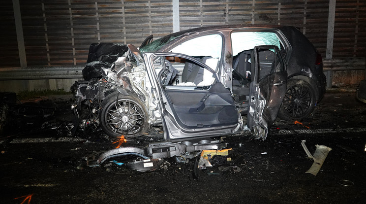Összeroncsolódott személygépkocsi az M5-ös autópálya kecskeméti szakaszán 2023. július 3-án. Hárman meghaltak, miután egy Szeged felé tartó autó átrepült a szalagkorlát felett, és egy másik autónak ütközött.MTI/Donka Ferenc Összeroncsolódott személygépkocsik az M5-ös autópálya kecskeméti szakaszán 2023. július 3-án. Hárman meghaltak, miután egy Szeged felé tartó autó átrepült a szalagkorlát felett, és egy másik autónak ütközött.MTI/Donka Ferenc