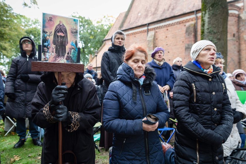 Niesmaczny atak na prezydenta. Musiał się tłumaczyć z różańca!