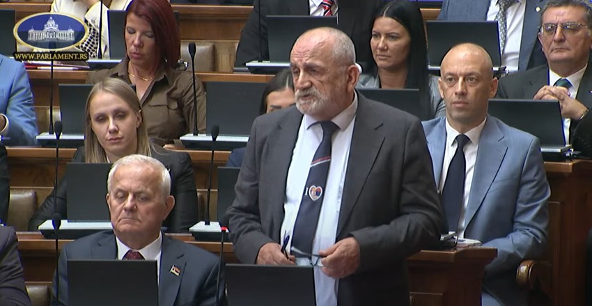 Marijan Rističević u skupštini nosi kravatu sa srpskom trobojkom i zastavom