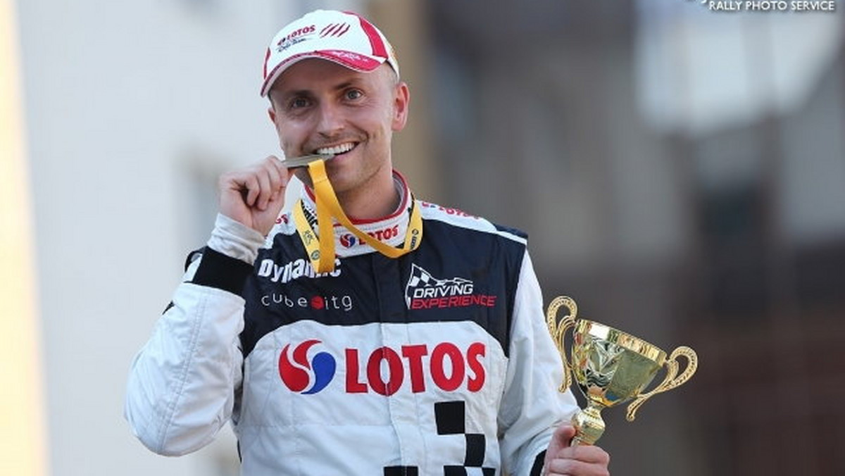 Trzy rajdy do końca sezonu, 23 punkty przewagi w klasyfikacji generalnej. Kajetan Kajetanowicz (Lotos Rally Team) jest coraz bliższy zdobycia tytułu rajdowego mistrza Europy, co do tej pory udało się tylko dwóm Polakom. W zaledwie drugim sezonie w ERC "Kajto" prezentuje wysoką skuteczność (pięć miejsc na podium w sześciu rajdach), co pozwoliło mu zdystansować rywali.