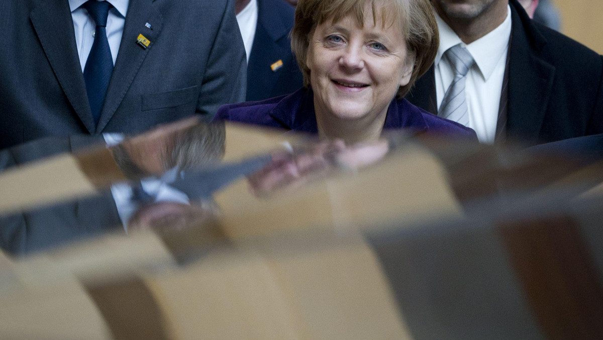Niemiecka opozycja skrytykowała kanclerz Angelę Merkel za obietnicę wsparcia prezydenta Francji Nicolasa Sarkozy'ego w kampanii przed wyborami prezydenckimi. - Merkel szkodzi stosunkom francusko-niemieckim - ocenił polityk Zielonych Juergen Trittin. Socjaldemokratyczna Partia Niemiec (SPD) zapowiedziała z kolei, że wesprze w kampanii wyborczej faworyta francuskich socjalistów w wyborach prezydenckich Francois Hollande'a.