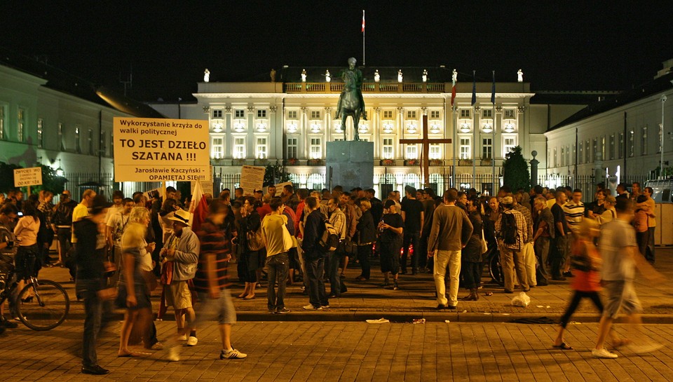 Ludzie przy krzyżu przed Pałacem Prezydenckim, fot. PAP/Paweł Kula